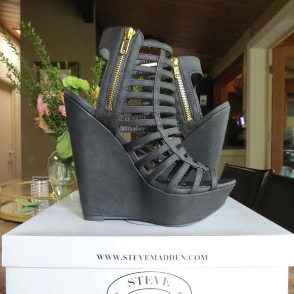 Steve Madden "Xpert" Wedge Sandal in Black - Picture 4 of 8